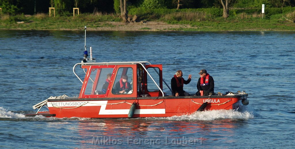 Motor Segelboot mit Motorschaden trieb gegen Alte Liebe bei Koeln Rodenkirchen P124.JPG